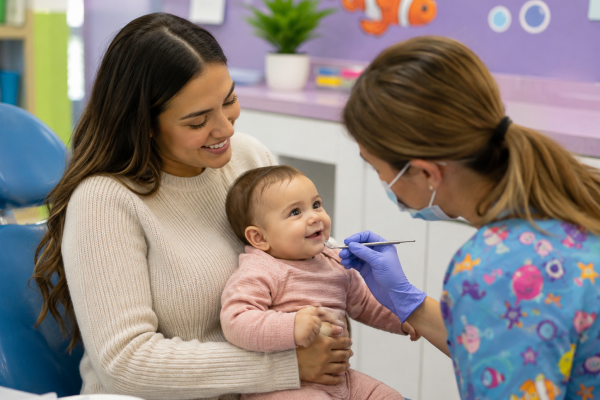 Bebê sorrindo na primeira consulta com odontopediatra em Campo Grande